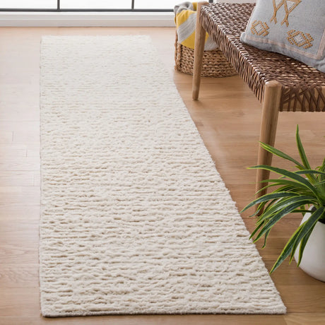 Safavieh Casablanca 2'-3" x 11'-0" Rug in Ivory
