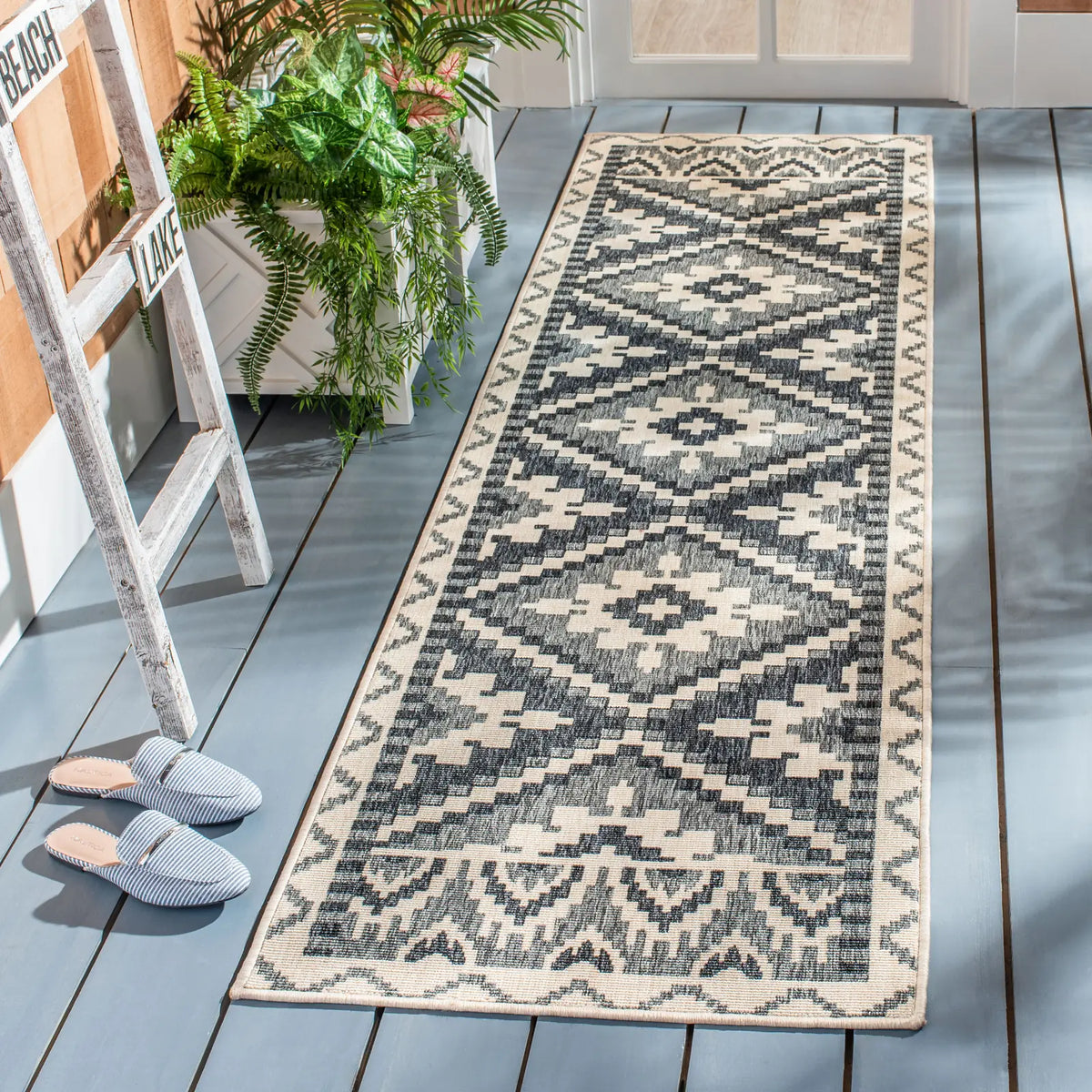 Safavieh Veranda 2'-3" x 10'-0" Rug in Beige / Grey