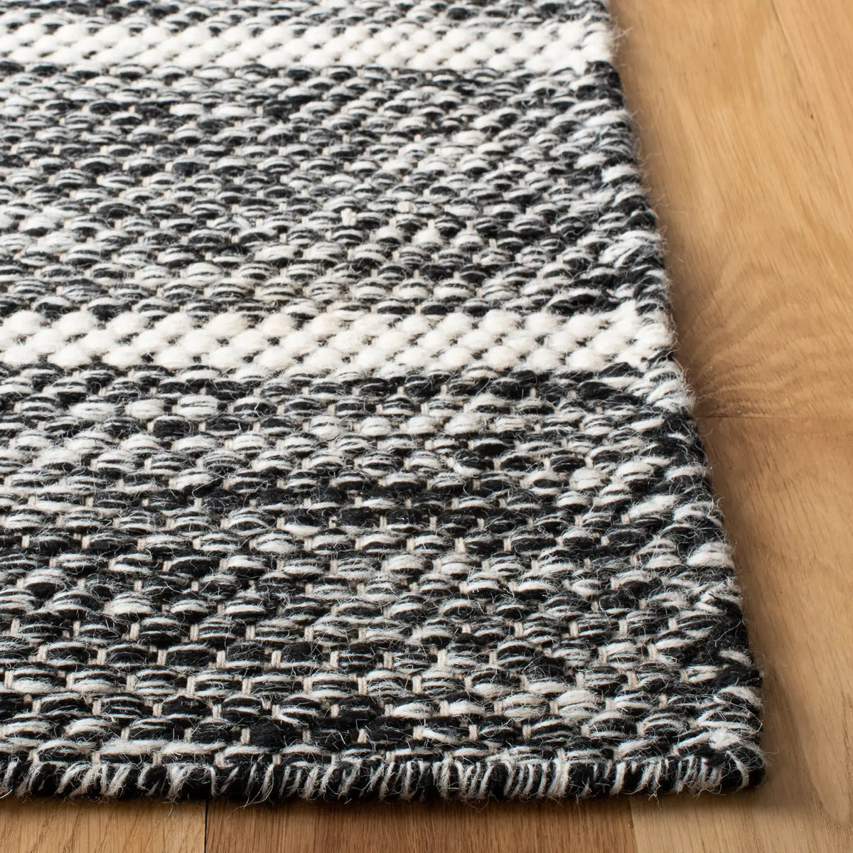 Safavieh Vermont 4'-0" x 6'-0" Rug in Black / Ivory