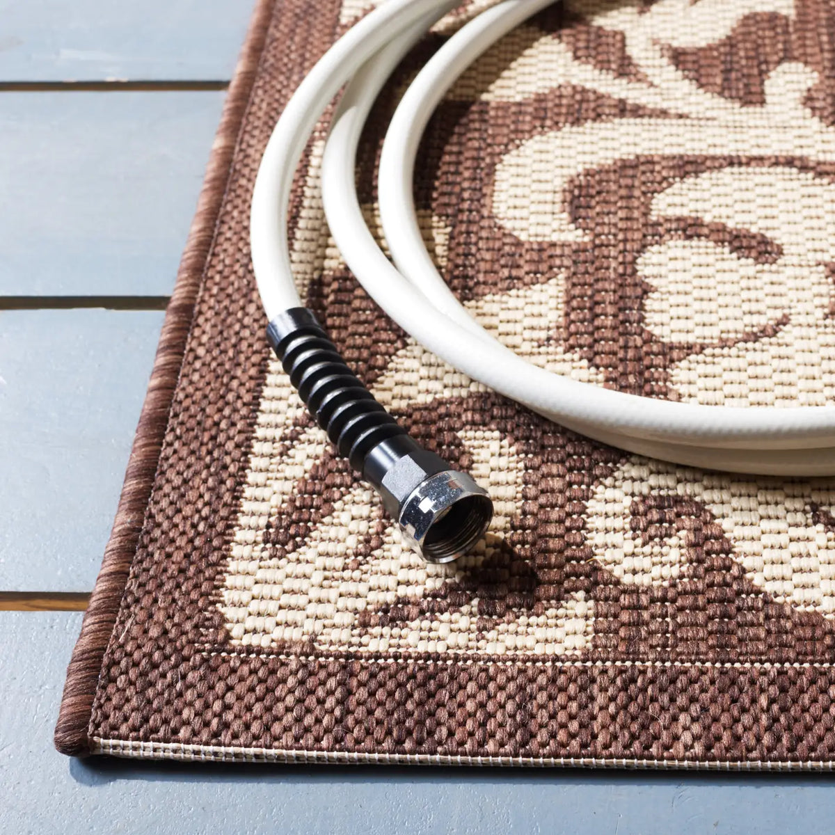 Safavieh Courtyard 4'-0" x 5'-7" Rug in Chocolate / Natural