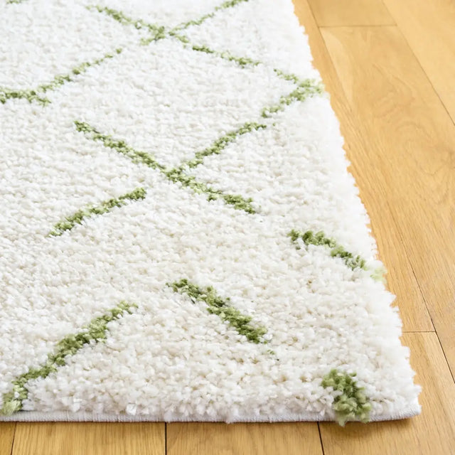 Safavieh Arizona Shag 5'-1" x 7'-6" Rug in Ivory / Green