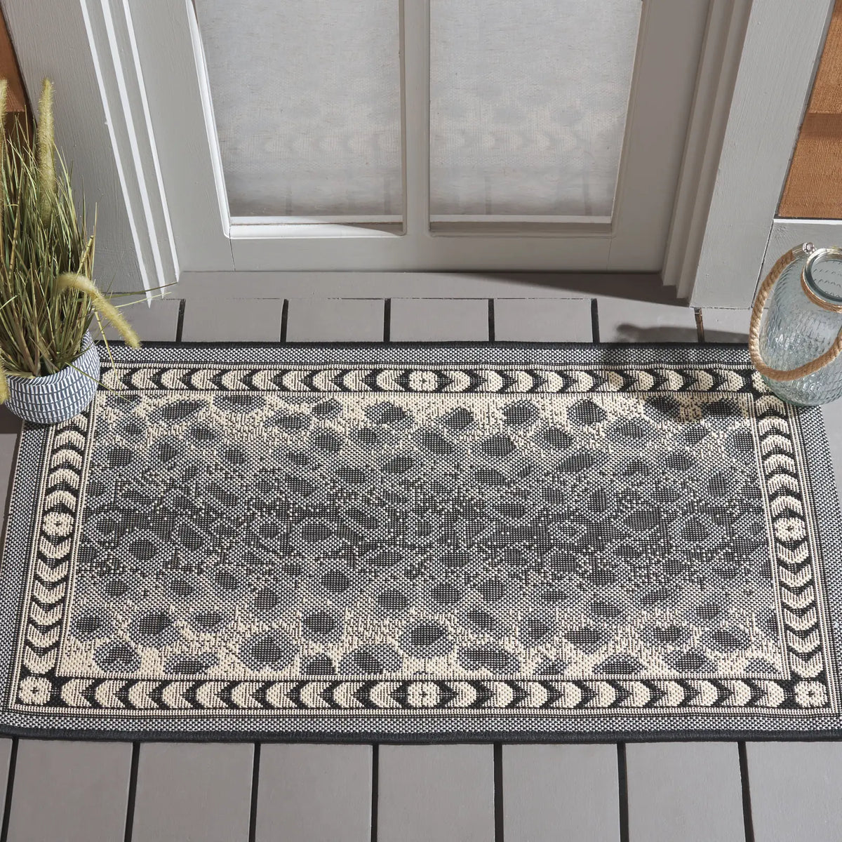 Safavieh Courtyard 2'-0" x 3'-7" Rug in Grey / Black