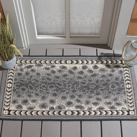 Safavieh Courtyard 2'-0" x 3'-7" Rug in Grey / Black