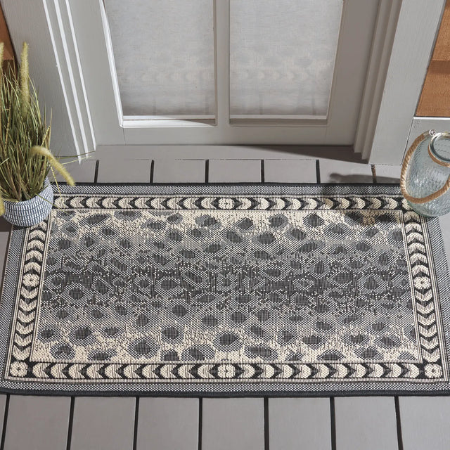 Safavieh Courtyard 2'-0" x 3'-7" Rug in Grey / Black