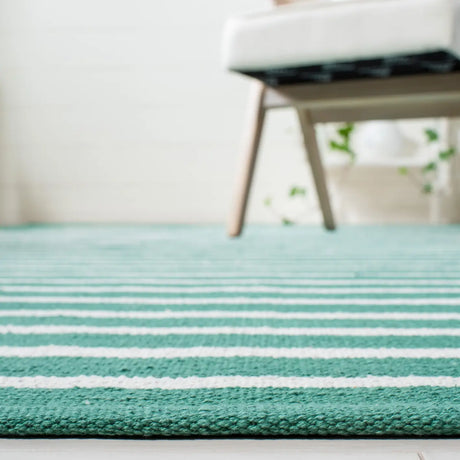 Safavieh Montauk 4'-0" x 6'-0" Rug in Dark Green / Ivory