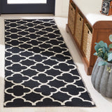 Safavieh Montauk 2'-3" x 7'-0" Rug in Black / Ivory