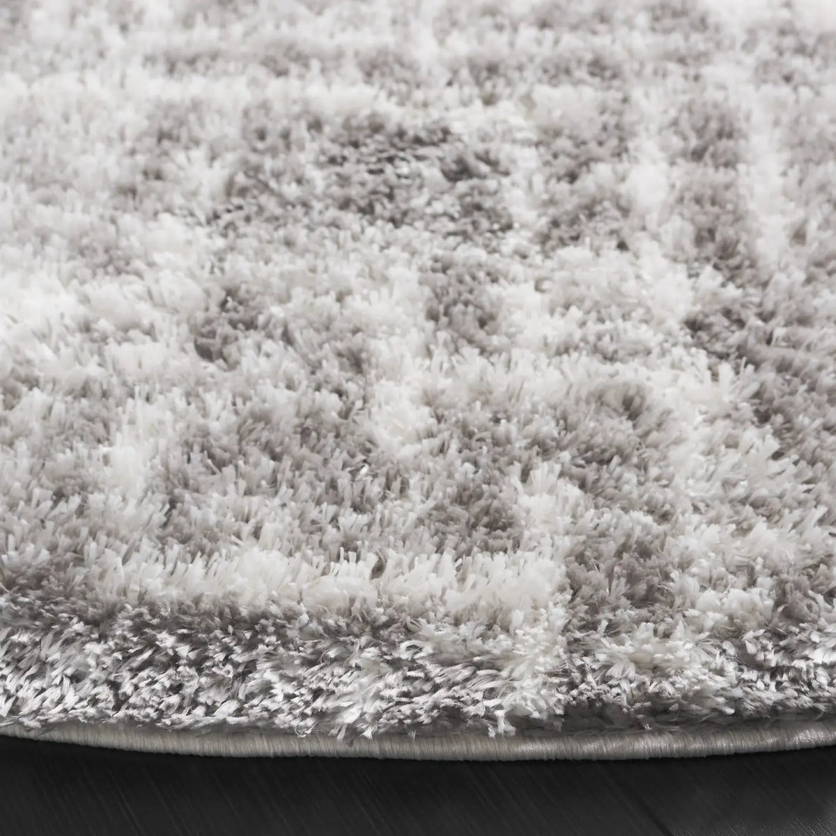 Safavieh Tahoe Shag 6'-7" x 6'-7" Rug in Ivory / Grey
