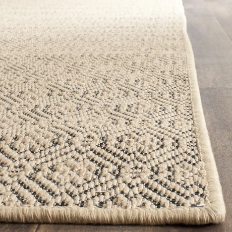 Safavieh Palm Beach 4'-0" x 6'-0" Rug in Natural / Black
