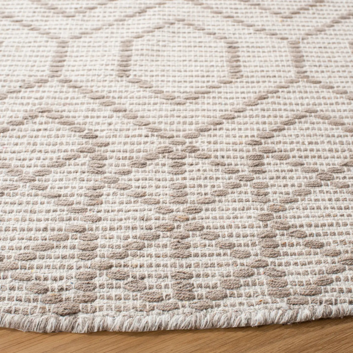 Safavieh Montauk 6'-0" x 6'-0" Rug in Brown / Beige