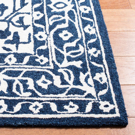 Safavieh Micro-Loop 4'-0" x 6'-0" Rug in Navy / Ivory