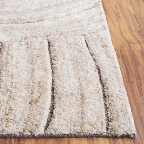 Safavieh Casablanca 4'-0" x 6'-0" Rug in Natural / Beige