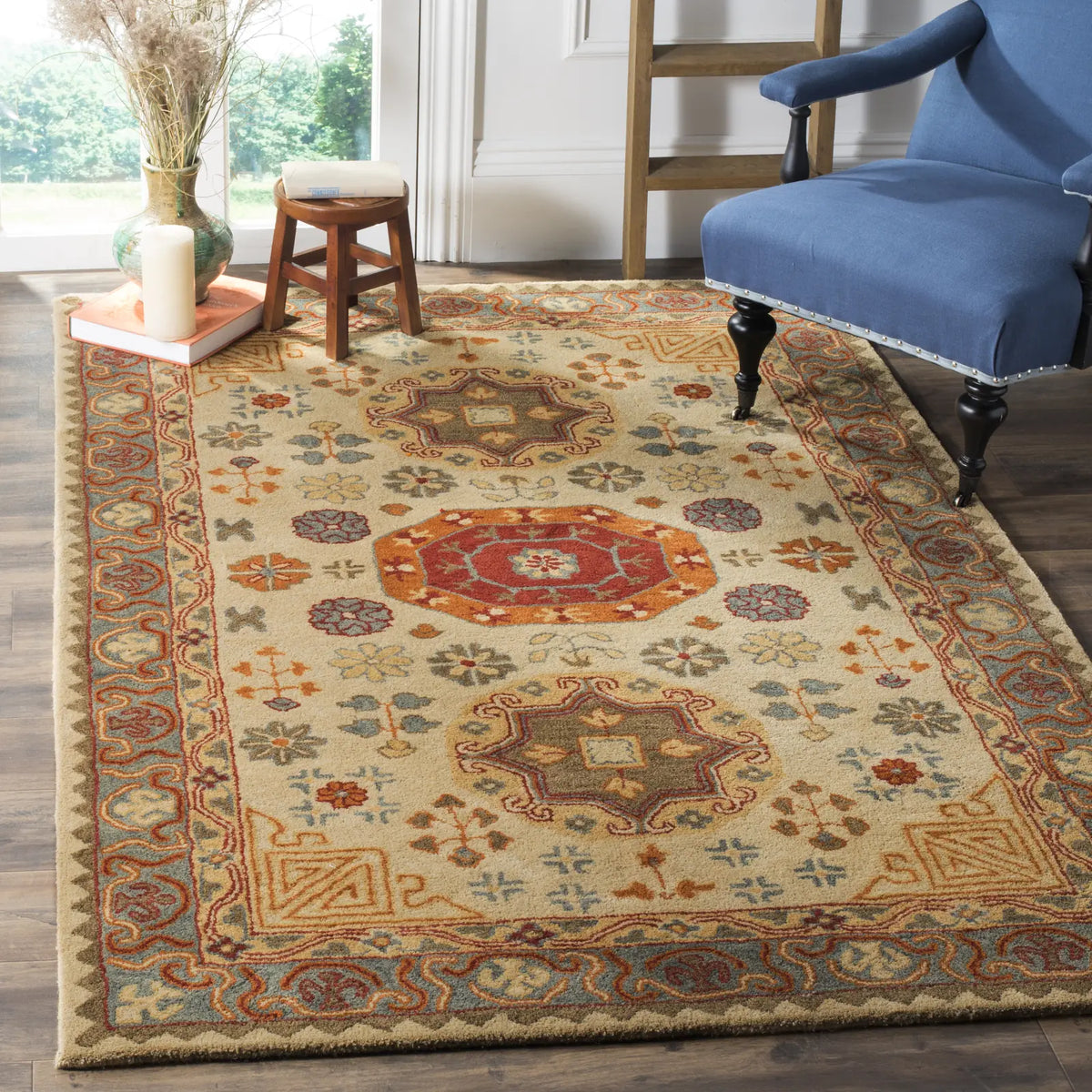 Safavieh Heritage 4'-0" x 6'-0" Rug in Beige / Multi