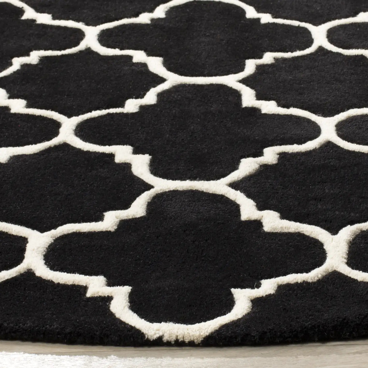 Safavieh Chatham 7'-0" x 7'-0" Rug in Black / Ivory