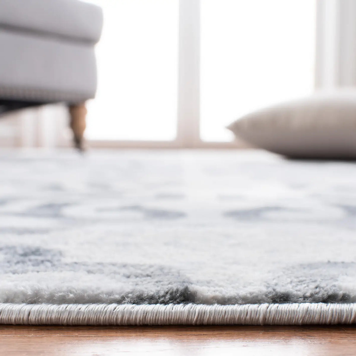 Safavieh Martha Stewart Isabella 4'-0" x 6'-0" Rug in Grey / Ivory