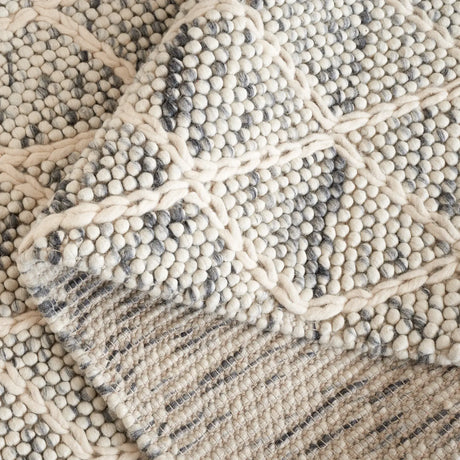 Safavieh Natura 4'-0" x 6'-0" Rug in Grey / Ivory