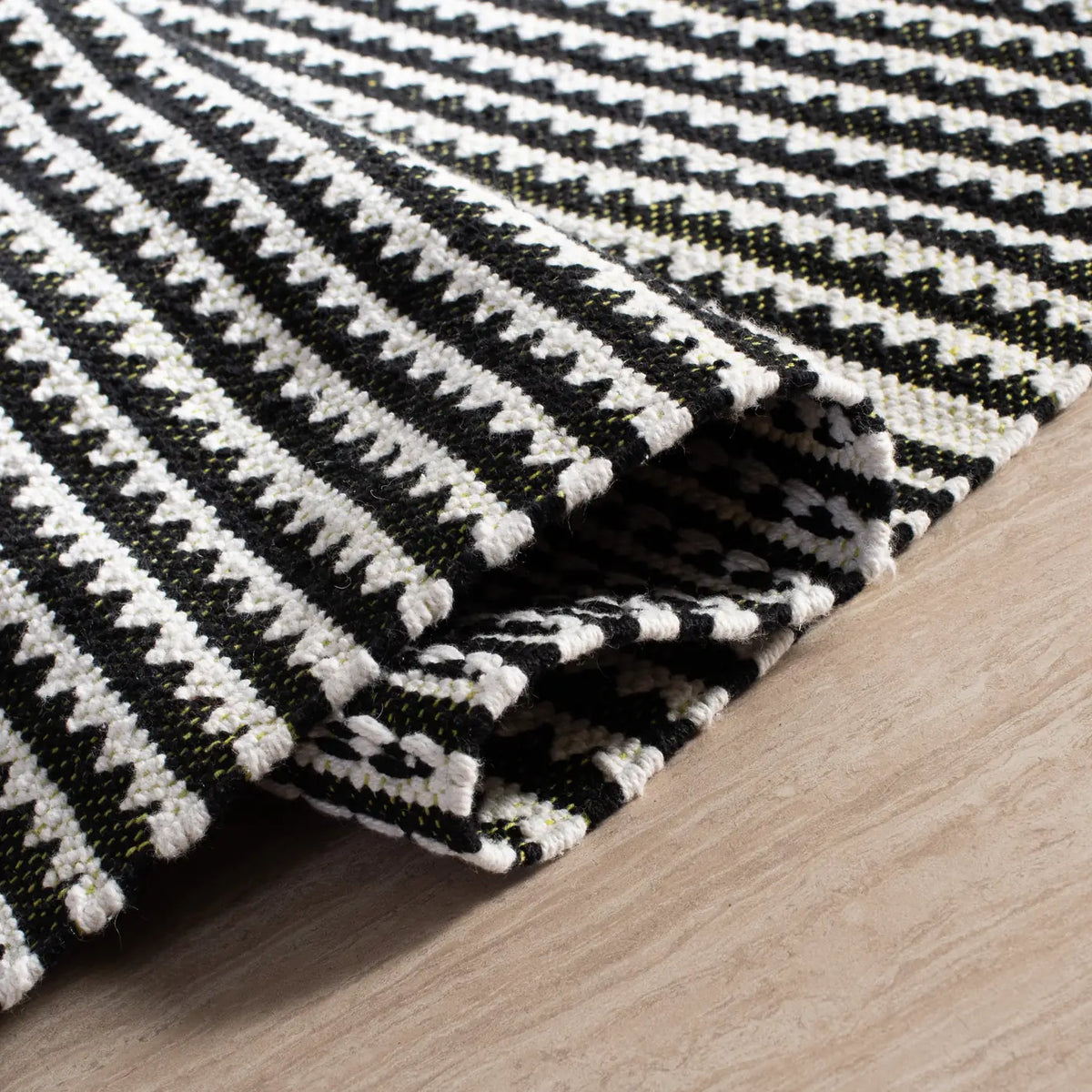 Safavieh Montauk 8'-0" x 10'-0" Rug in Lime / Multi