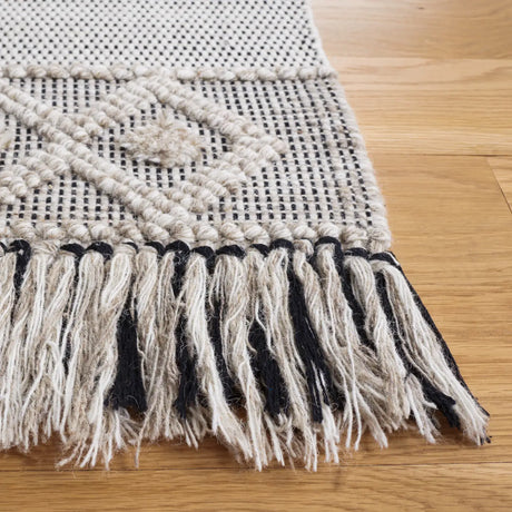 Safavieh Vermont 4'-0" x 6'-0" Rug in Beige / Ivory