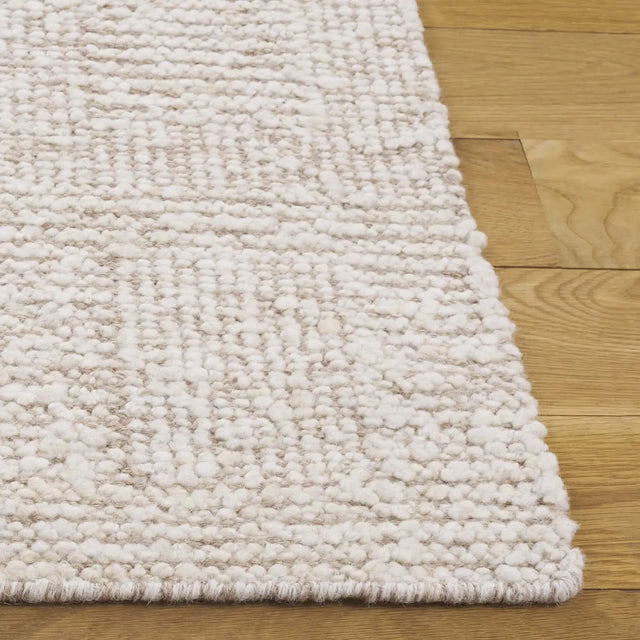 Safavieh Manhattan 4'-0" x 6'-0" Rug in Ivory / Beige