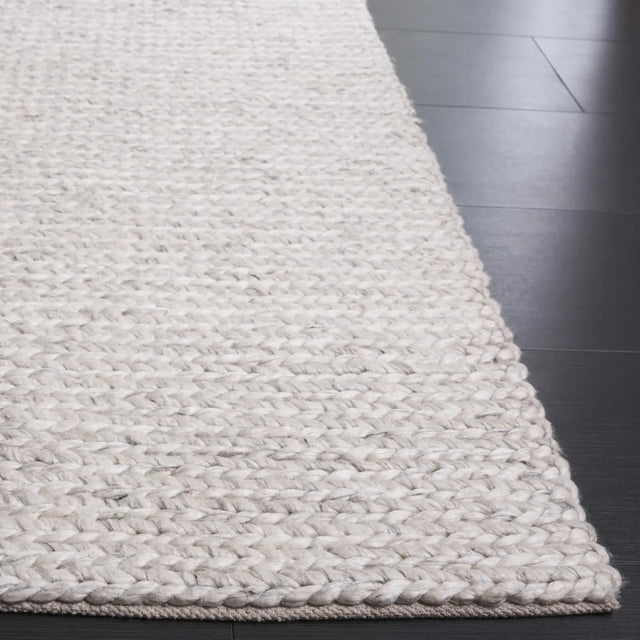 Safavieh Natura 4'-0" x 6'-0" Rug in Light Grey / Beige