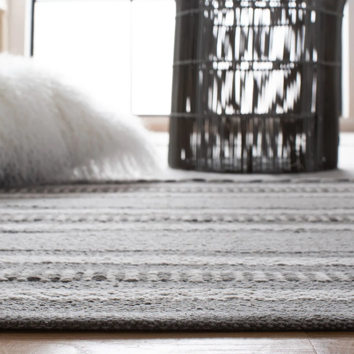 Safavieh Montauk 6'-0" x 9'-0" Rug in Grey / Ivory