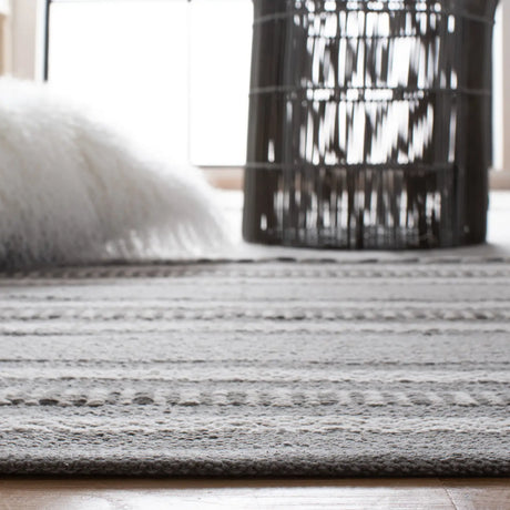 Safavieh Montauk 6'-0" x 9'-0" Rug in Grey / Ivory