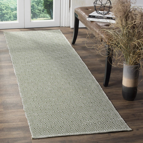 Safavieh Montauk 2'-3" x 6'-0" Rug in Ivory / Green