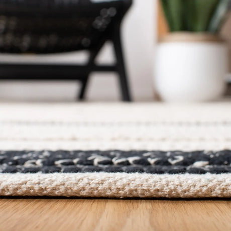 Safavieh Striped Kilim 4'-0" x 6'-0" Rug in Ivory / Black