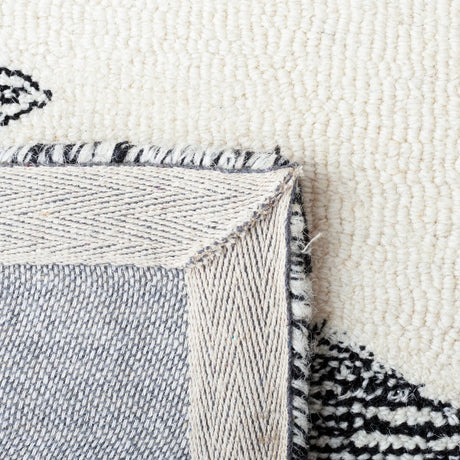 Safavieh Casablanca 4'-0" x 6'-0" Rug in Ivory / Black