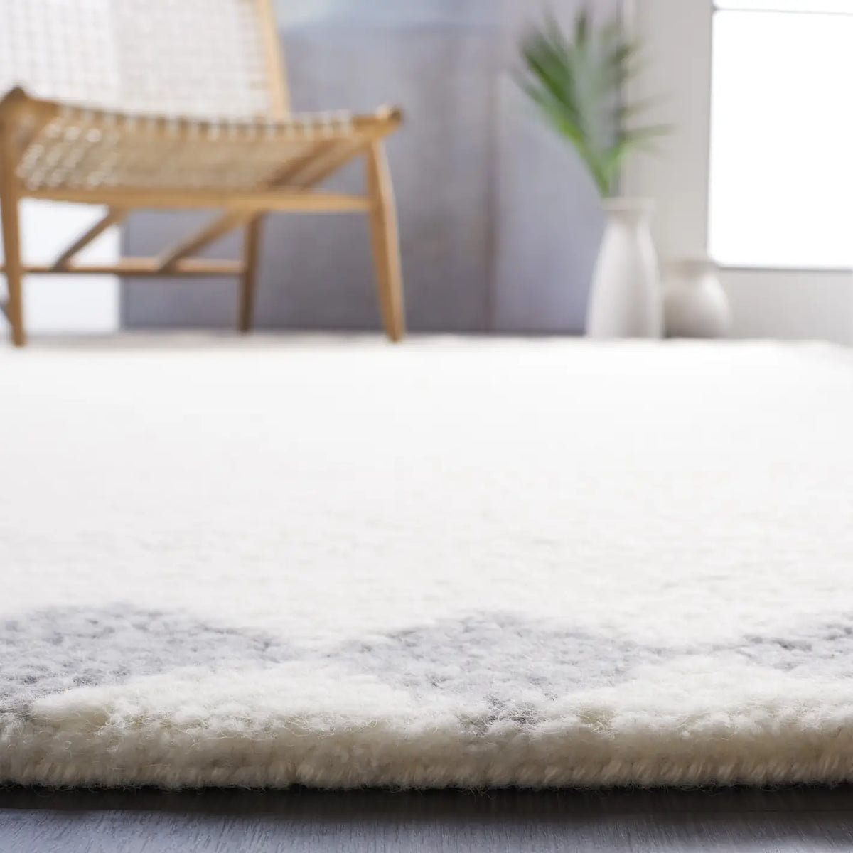 Safavieh Vermont 4'-0" x 6'-0" Rug in Ivory / Grey
