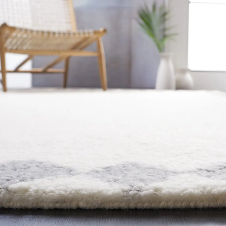 Safavieh Vermont 4'-0" x 6'-0" Rug in Ivory / Grey