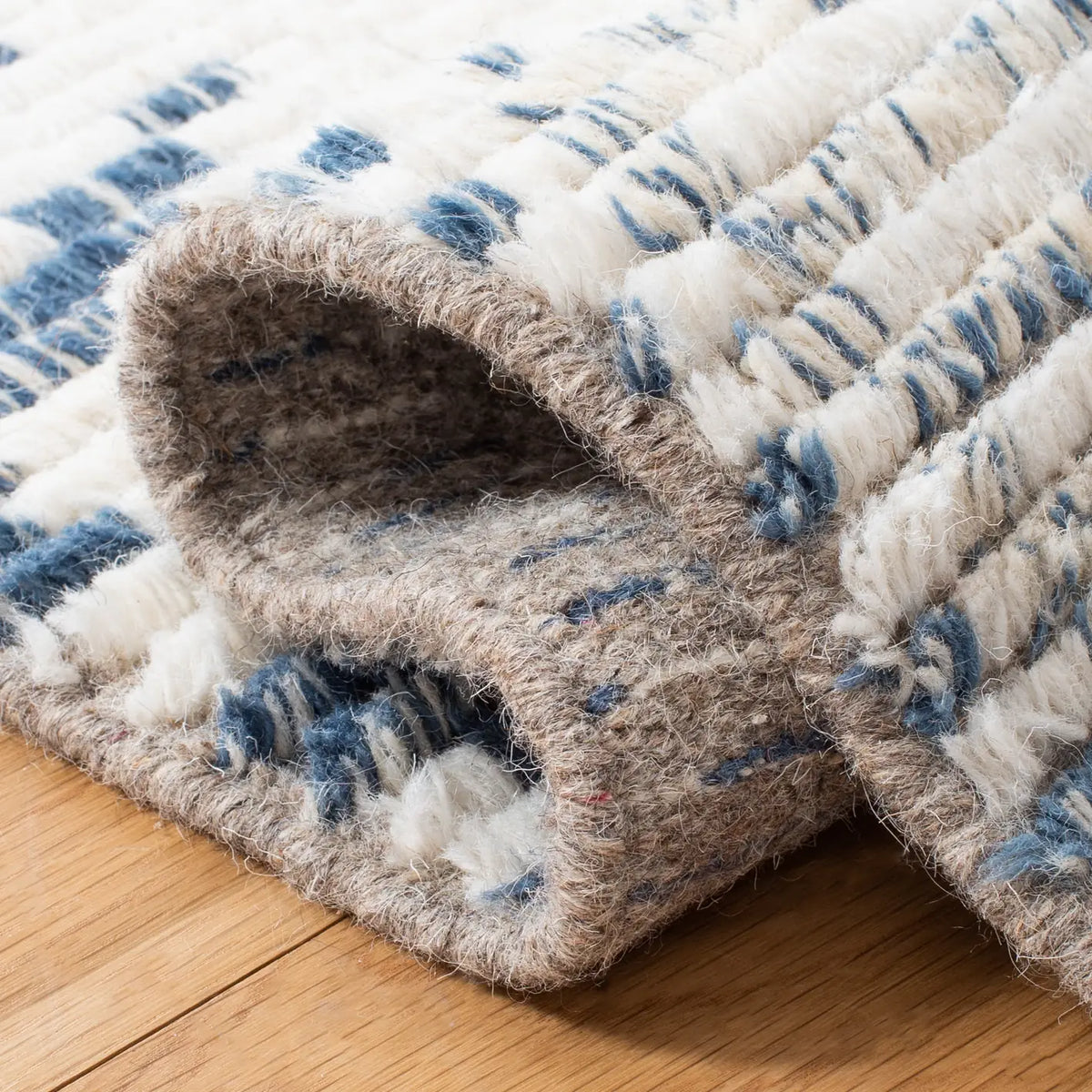 Safavieh Kenya 6'-0" x 9'-0" Rug in Blue / Ivory