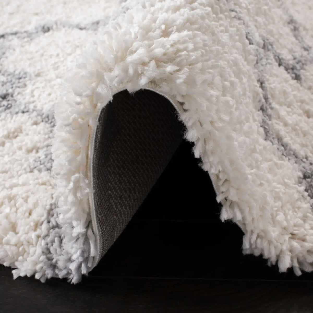 Safavieh Fontana Shag  800 4'-0" x 6'-0" Rug in Cream / Grey