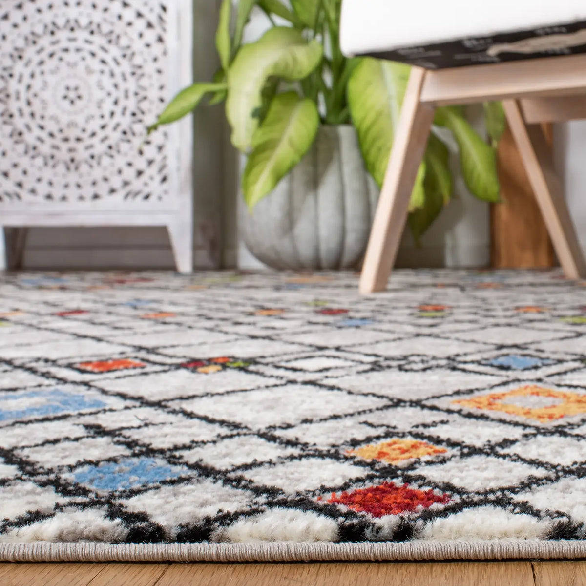 Safavieh Amsterdam 4'-0" x 6'-0" Rug in Beige / Blue