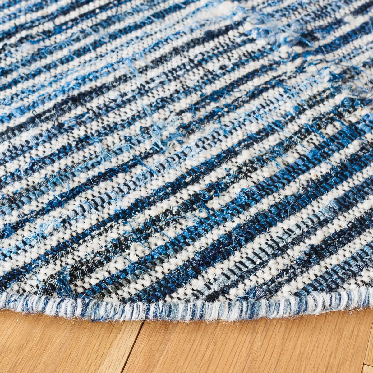 Safavieh Kilim 6'-0" x 6'-0" Rug in Blue / Ivory