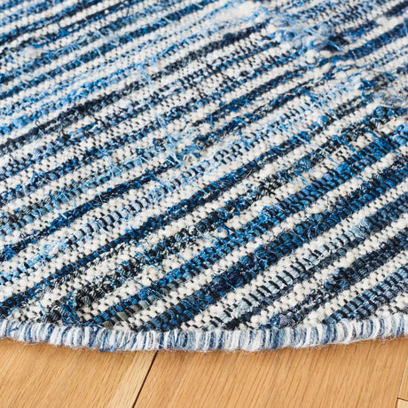 Safavieh Kilim 6'-0" x 6'-0" Rug in Blue / Ivory