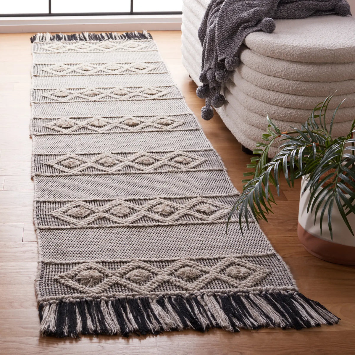 Safavieh Vermont 2'-3" x 9'-0" Rug in Beige / Ivory