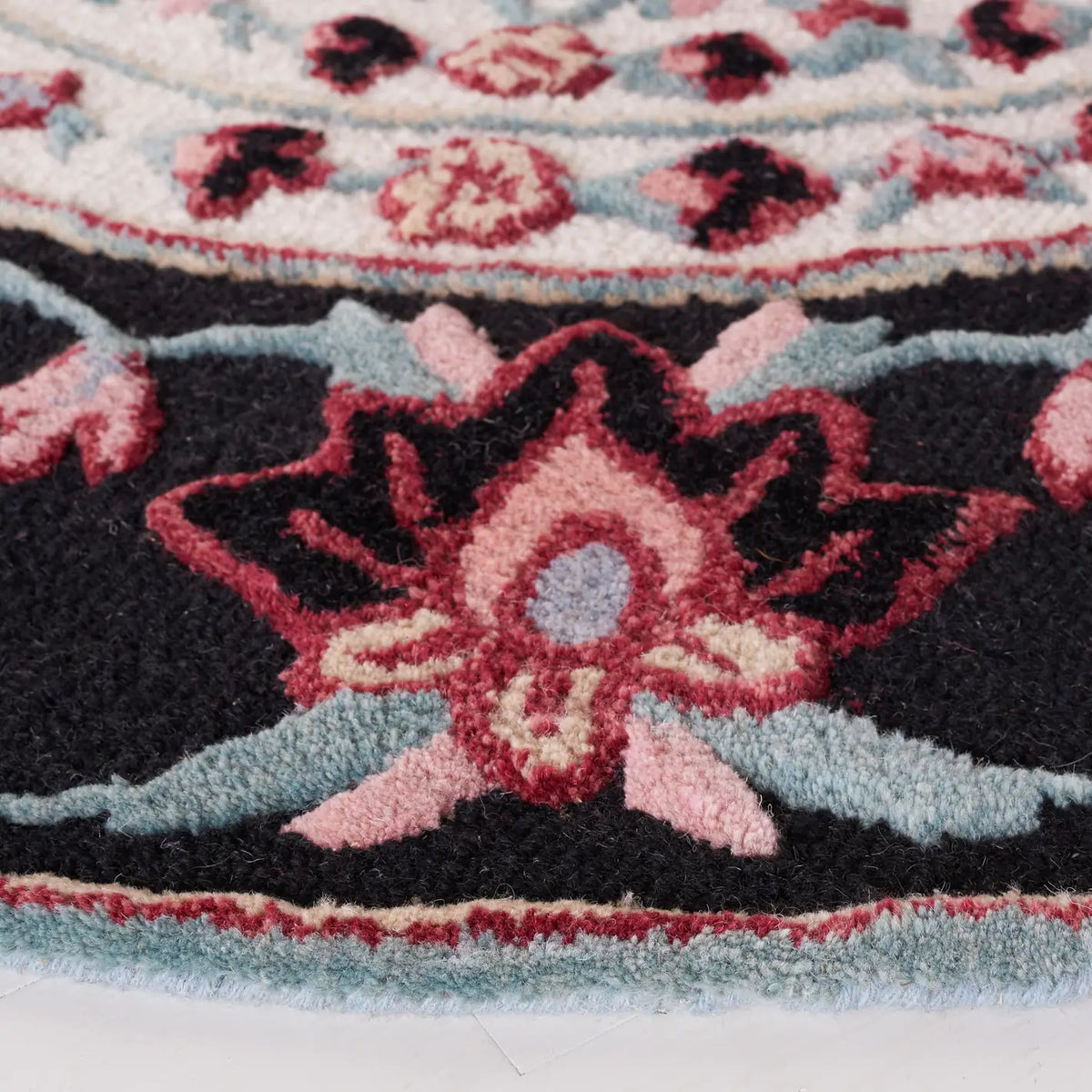Safavieh Bellagio 5'-0" x 5'-0" Rug in Black / Ivory