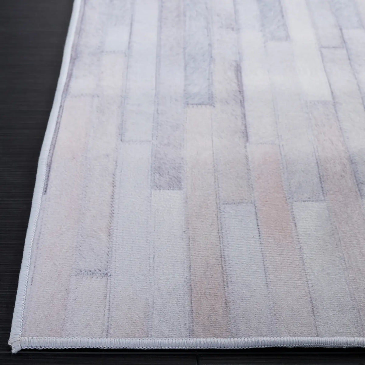 Safavieh Faux Hide 4'-0" x 6'-0" Rug in Ivory / Light Grey