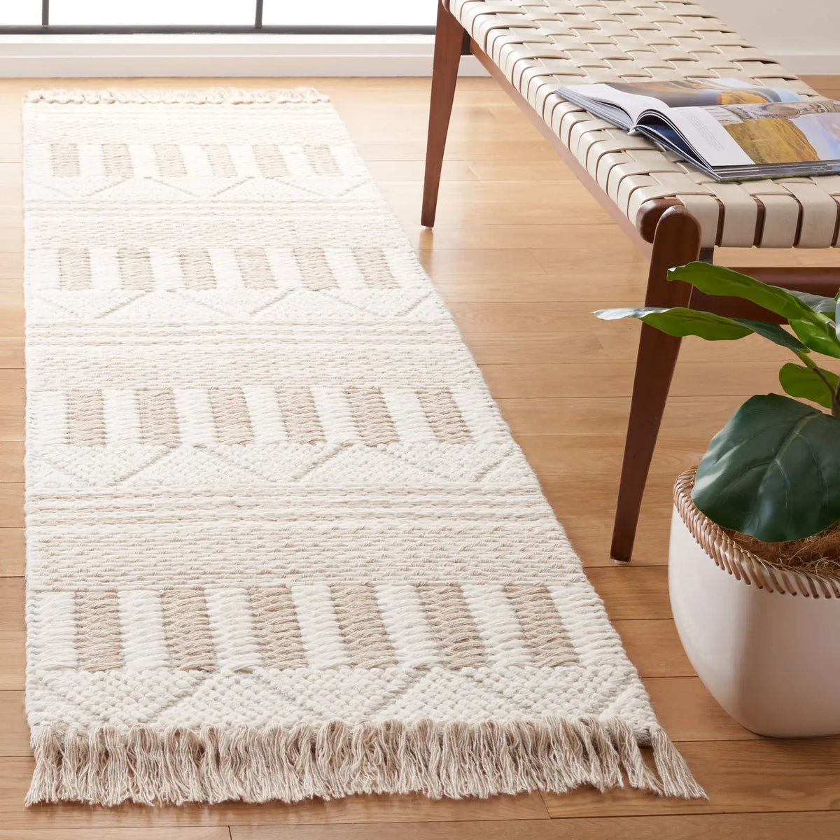 Safavieh Natura 2'-3" x 8'-0" Rug in Ivory / Taupe