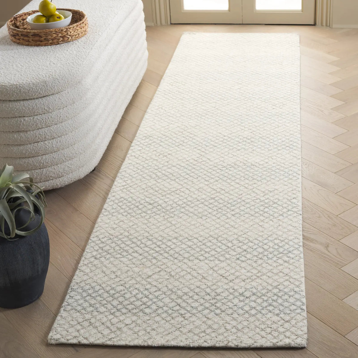 Safavieh Ebony 2'-3" x 9'-0" Rug in Ivory / Beige