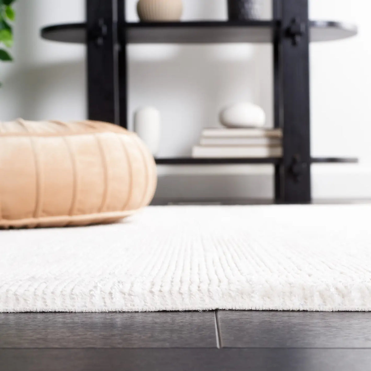 Safavieh Whisper 4'-0" x 6'-0" Rug in Ivory / Beige