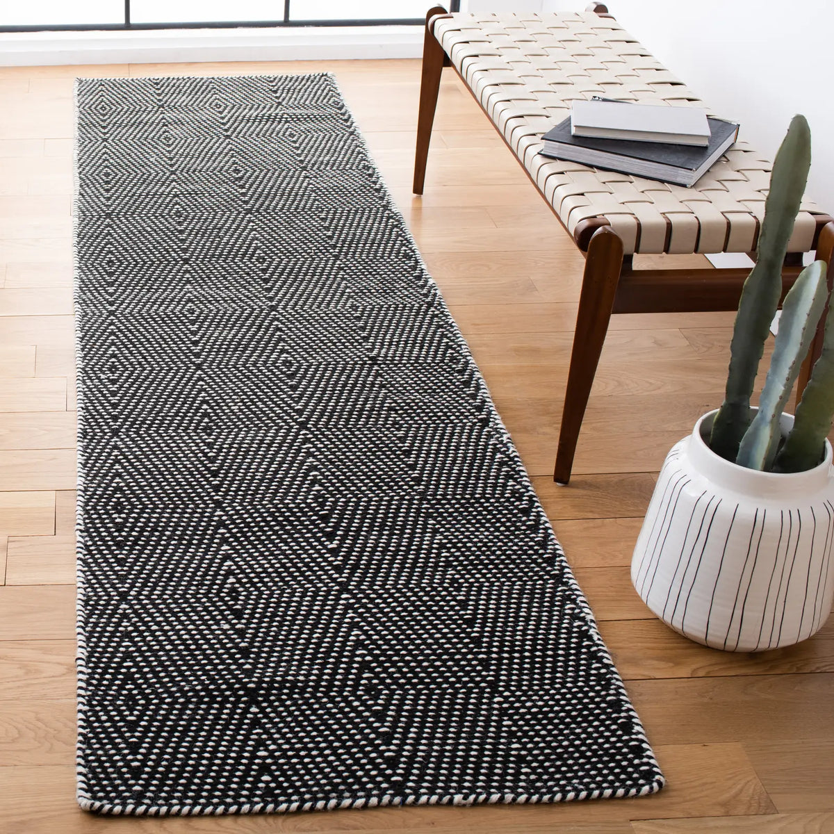 Safavieh Kilim 2'-3" x 9'-0" Rug in Black / Ivory