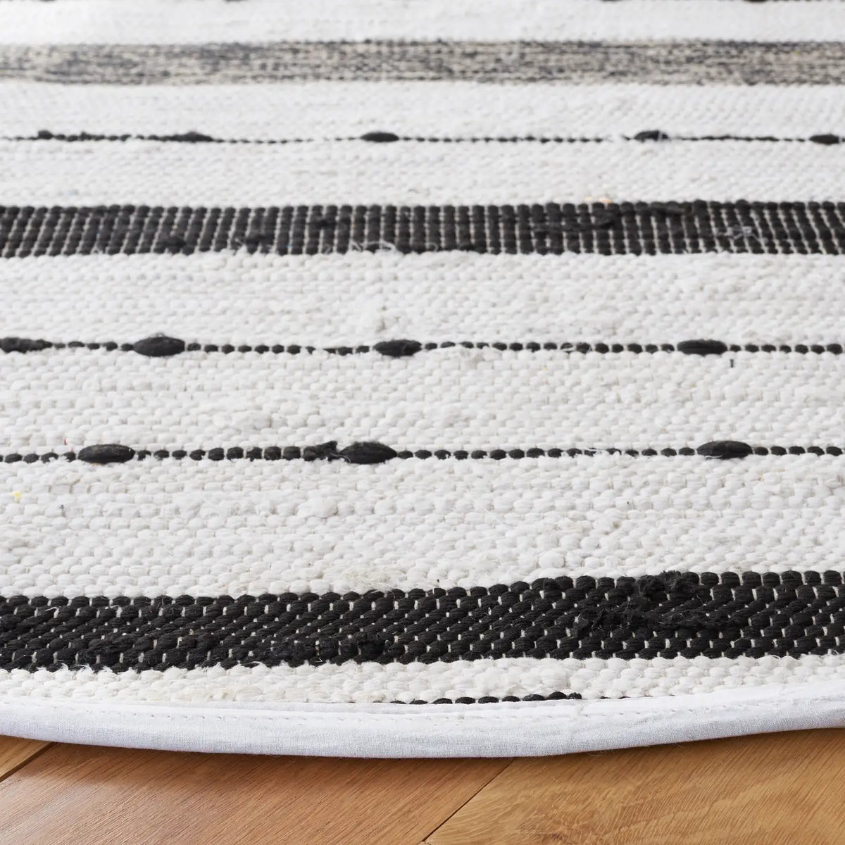 Safavieh Striped Kilim 6'-0" x 6'-0" Rug in Ivory / Black