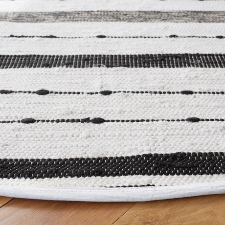 Safavieh Striped Kilim 6'-0" x 6'-0" Rug in Ivory / Black