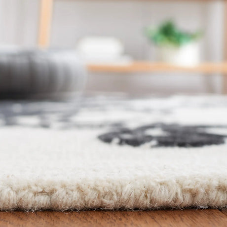 Safavieh Jardin 4'-0" x 6'-0" Rug in Ivory / Black