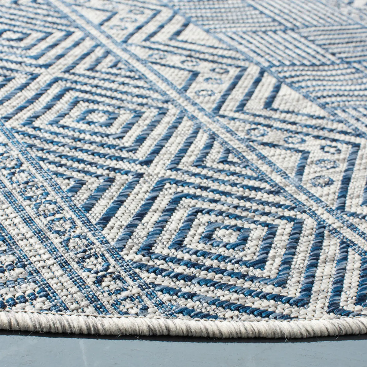 Safavieh Courtyard 5'-3" x 5'-3" Rug in Grey / Navy