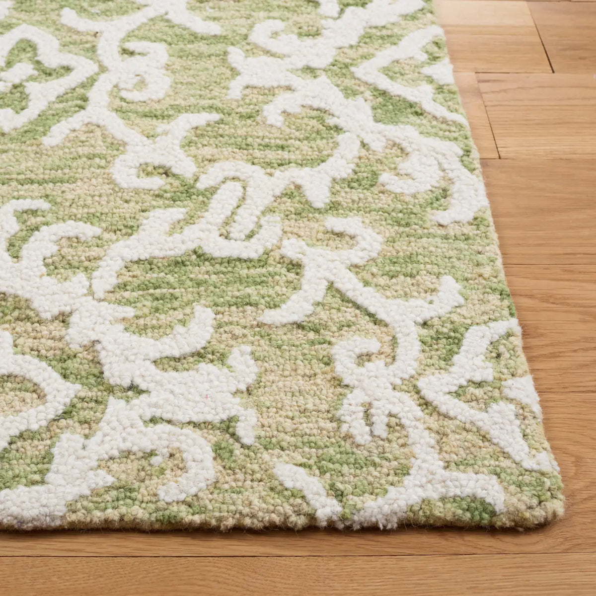 Safavieh Blossom 4'-0" x 6'-0" Rug in Light Green / Ivory