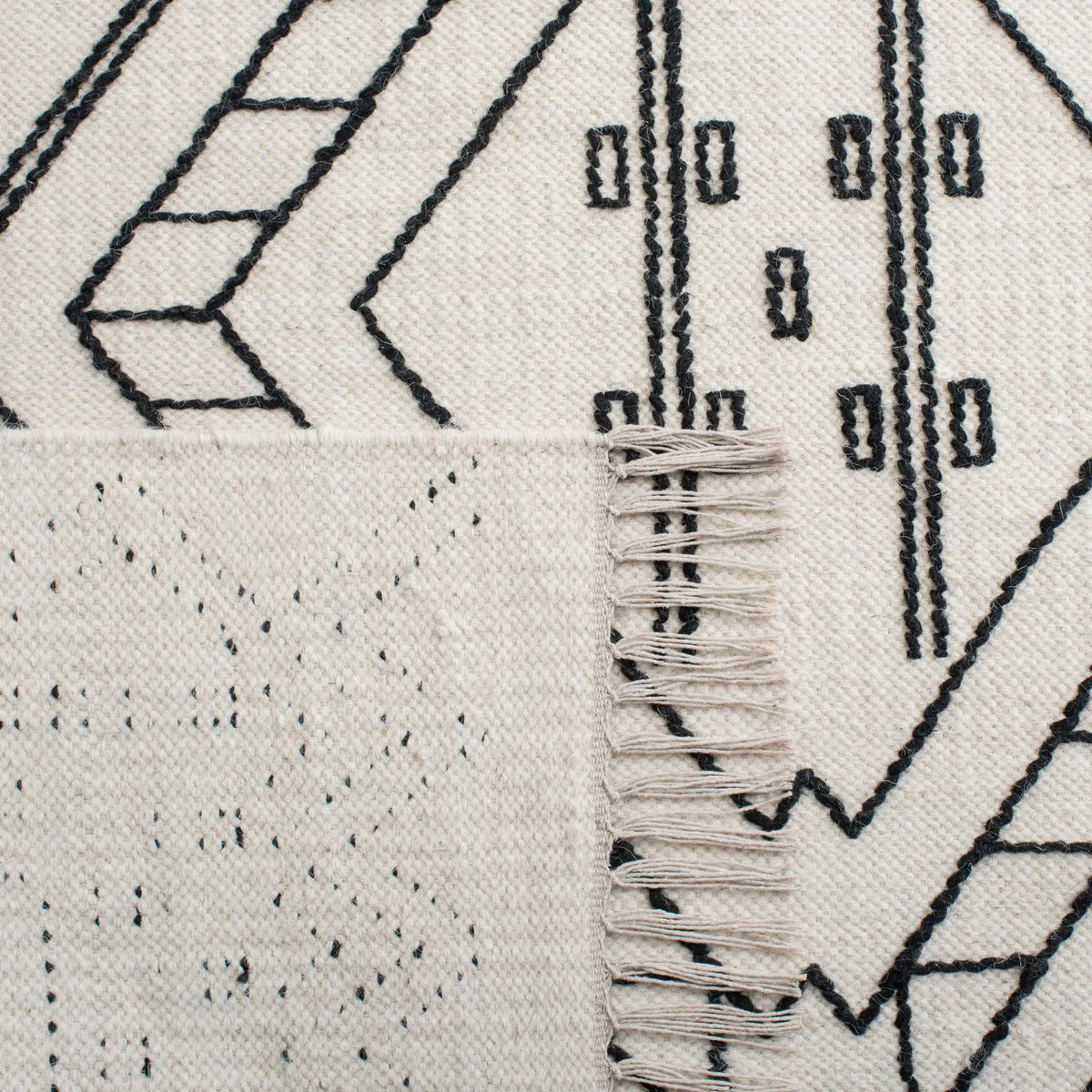 Safavieh Kilim 4'-0" x 6'-0" Rug in Ivory / Black