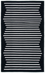 Safavieh Montauk 4'-0" x 6'-0" Rug in Black / Ivory