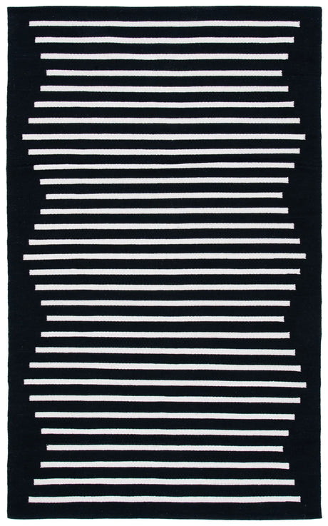 Safavieh Montauk 4'-0" x 6'-0" Rug in Black / Ivory